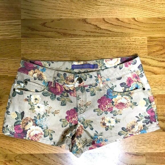 Adorable Floral Print Shorts - Picture 1 of 9